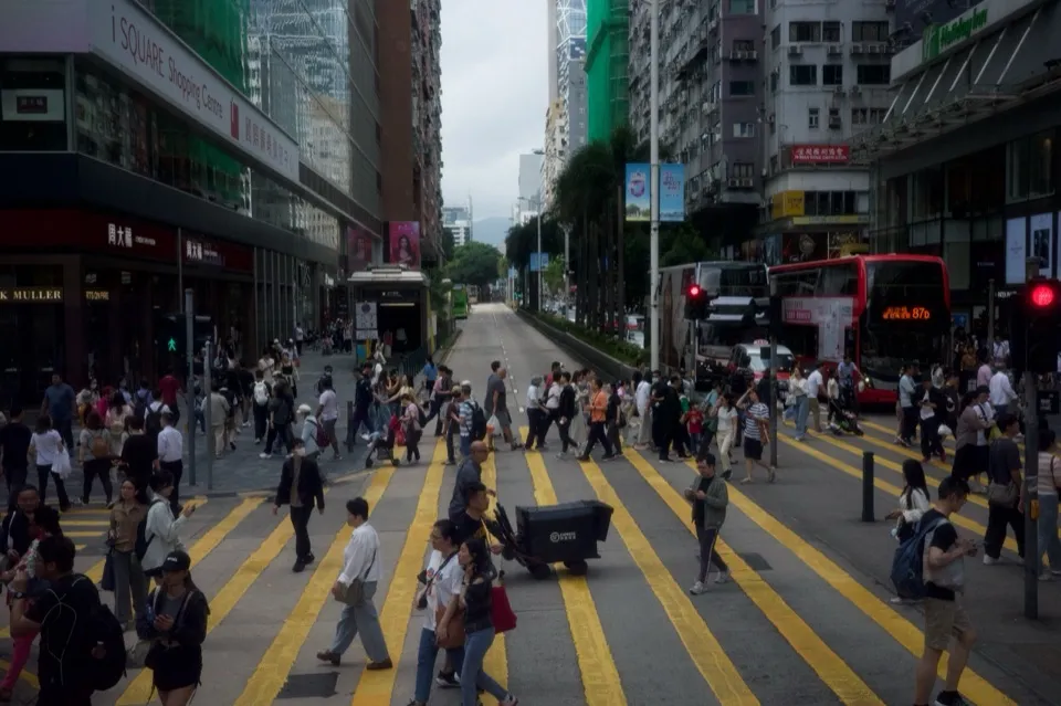 Crowd crossing an intersection in Hong Kong